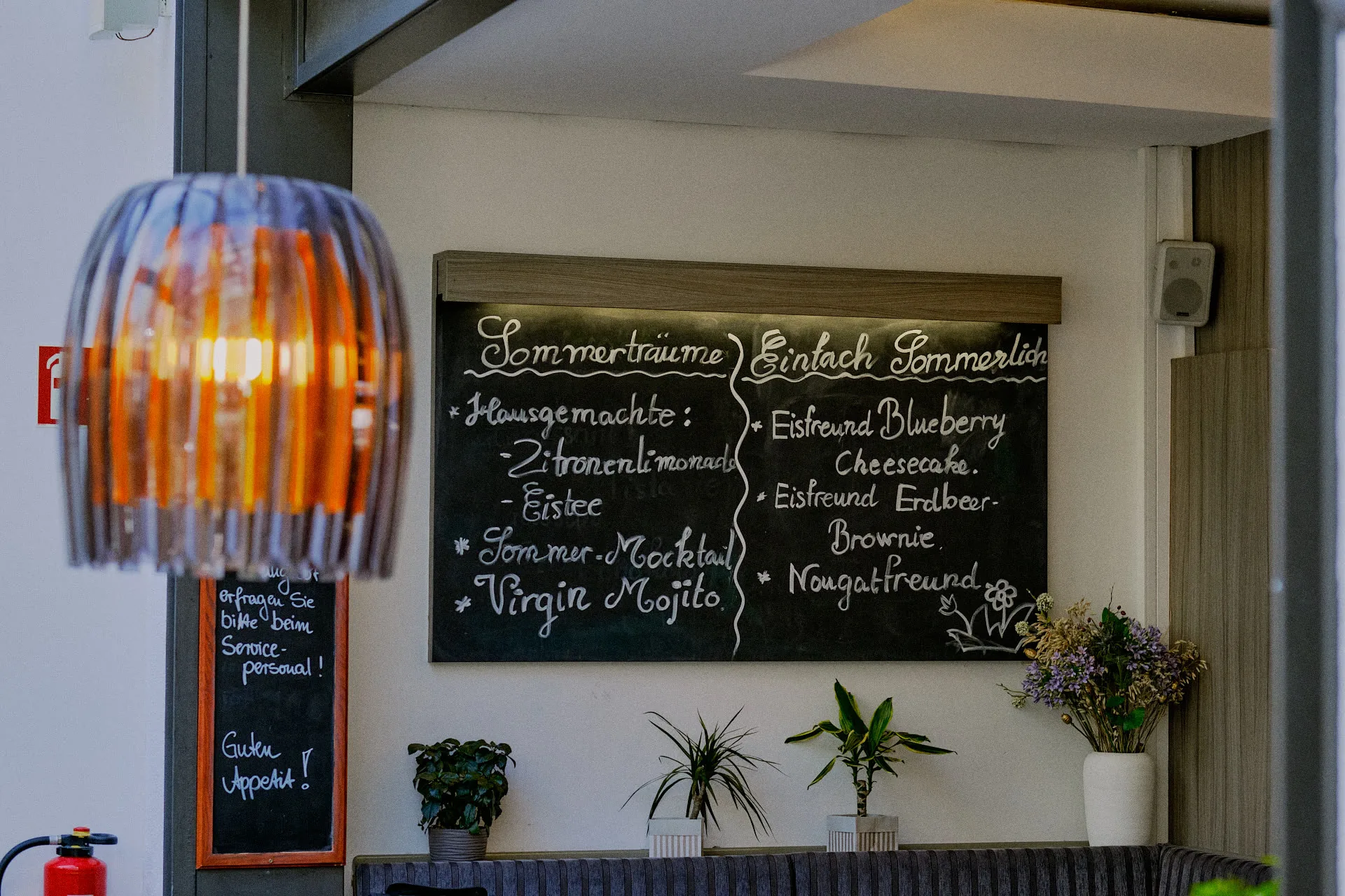 Sommerkarte an der Tafel im Innenraum