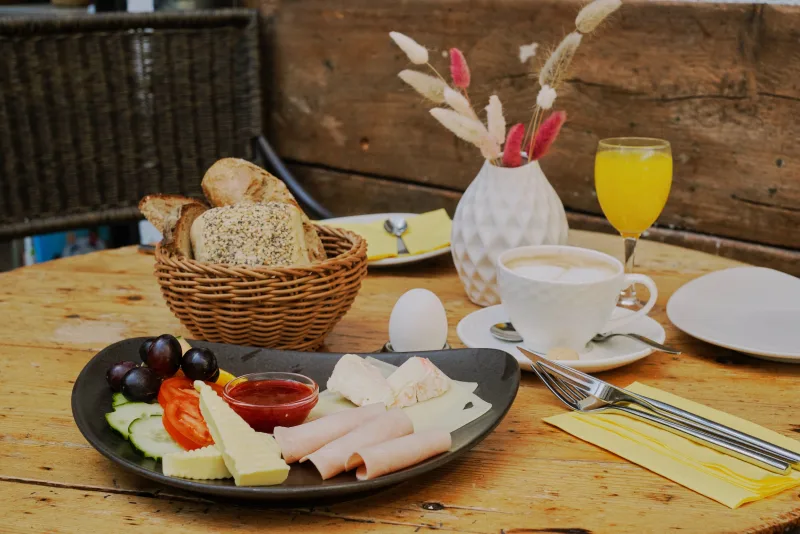 Guten-Morgen-Frühstück mit Bio-Brötchen, Käse, Aufschnitt, Ei und Orangensaft