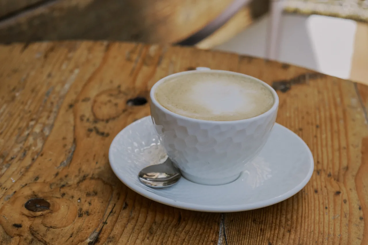 Handgerösteter Filterkaffee vom Gothaer Röster in weißer Tasse